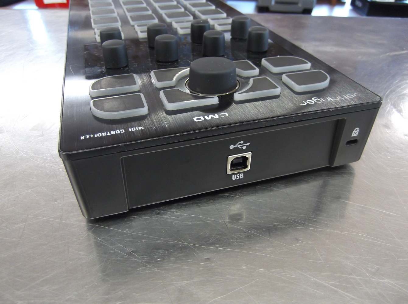 Behringer CMD DC-1 Pad-Based MIDI Module with Effects and Navigation Control