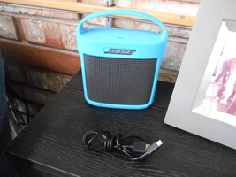  Bose Soundlink color 2 -Black- W/ charge cable & Blue Silicone Sleeve