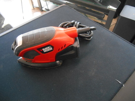 BLACK & DECKER 0.5-Amp Detail Sander
